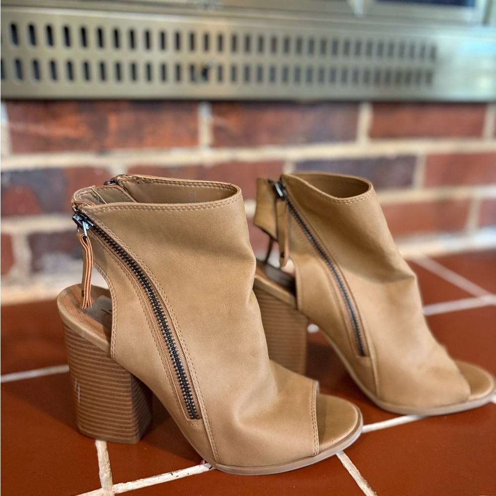 DV by Dolce Vita Tan Open-Toe Sandals